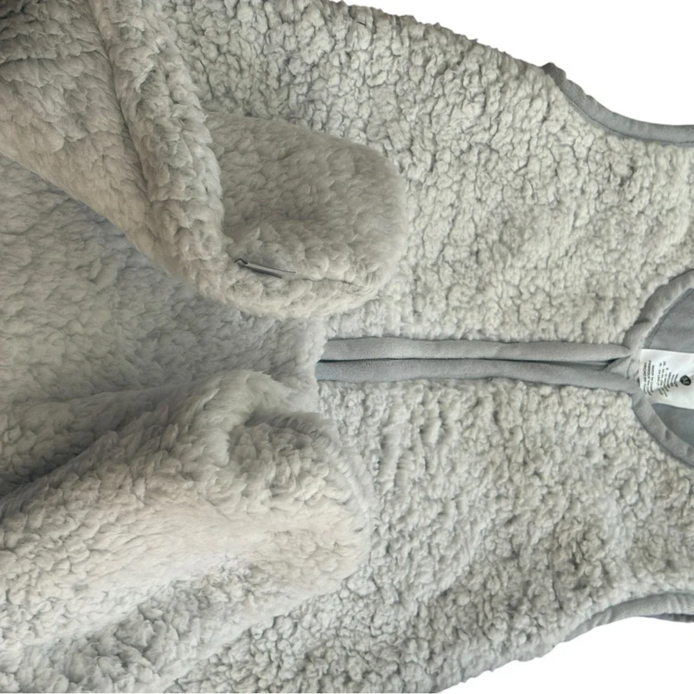 UGG Sherpa Wearable Blanket in Light Gray